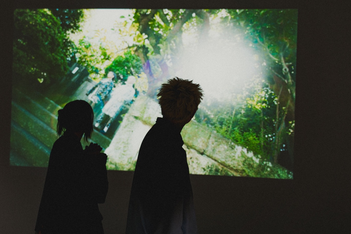 レポート】YOASOBI結成5周年を記念したギャラリーに、Ayaseとikuraが