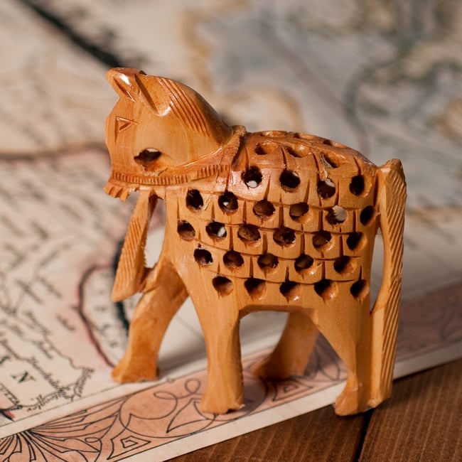 一木造り】インド職人の手作り透かし彫り木像 ジャリ - 馬 の通販