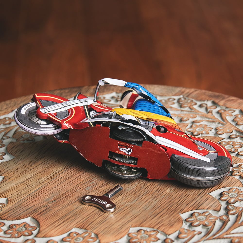 ゼンマイ式 アクセルターンを決めるクラシックバイクレーサー インドの