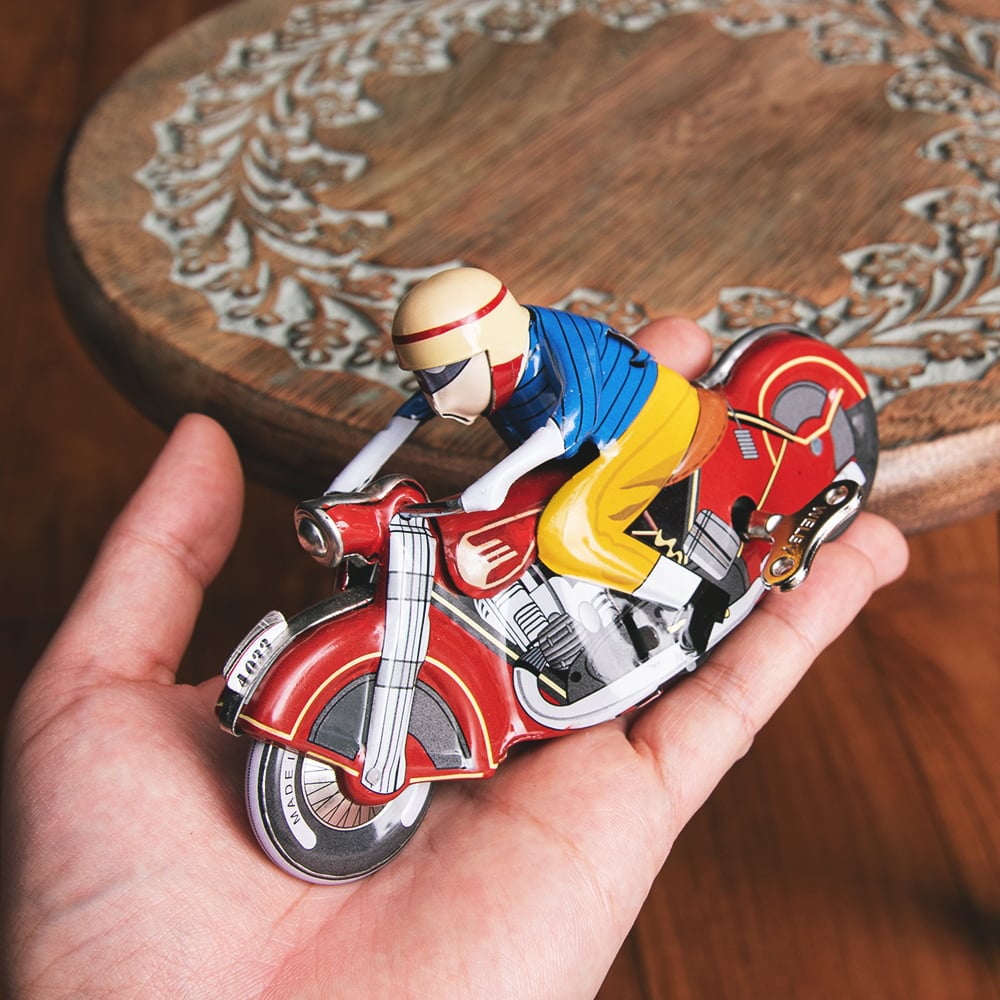 ゼンマイ式 アクセルターンを決めるクラシックバイクレーサー インドの