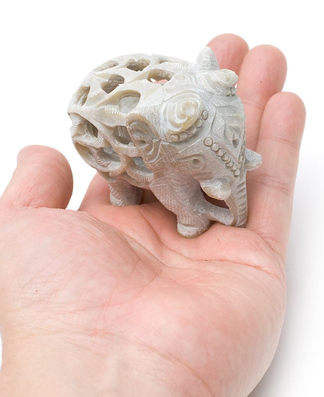 象の中に象がいる！ ソープストーン入れ子彫刻(約7cm) の通販