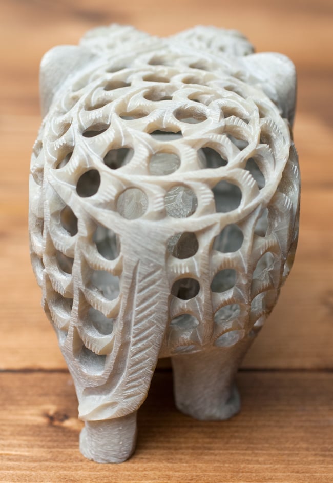 象の中に象がいる！ ソープストーン入れ子彫刻(約12cm) の通販[送料