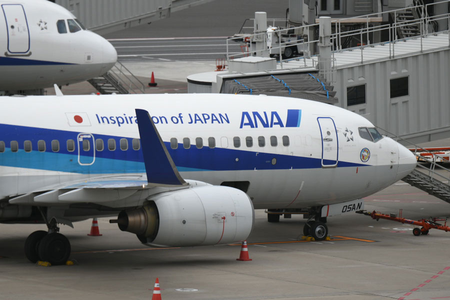 ANA、退役記念デカールを貼付したボーイング737-700型機の運航開始