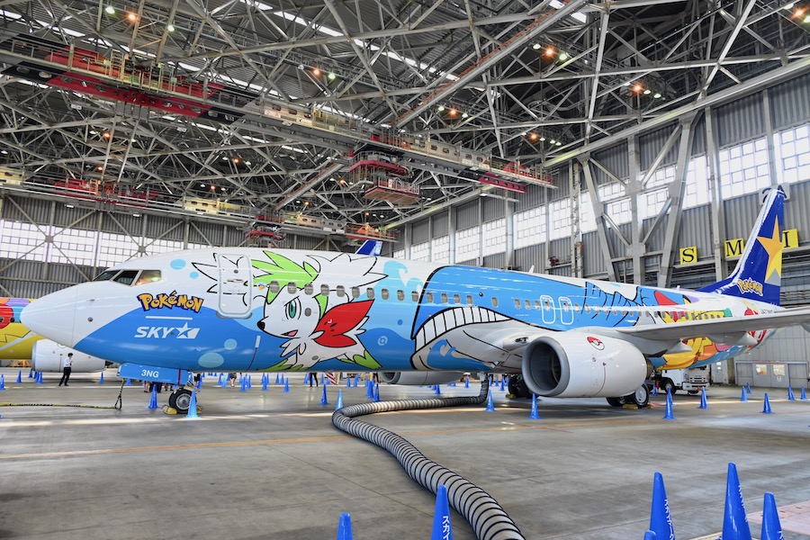 翼の先でピカチュウがウインク スカイマークの「ピカチュウジェットBC2