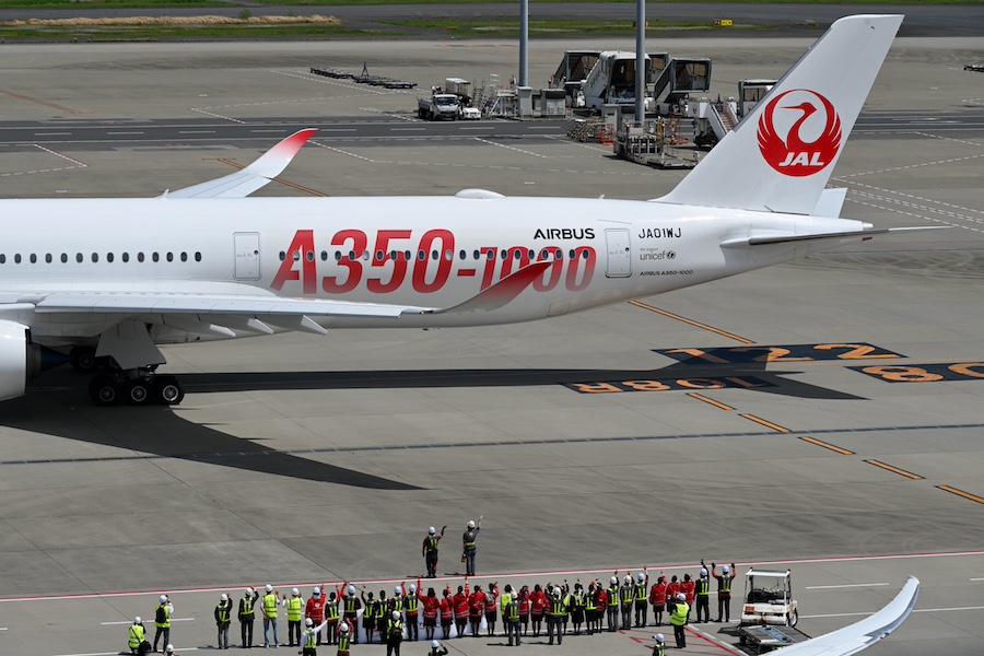 JAL、羽田〜ダラス線にA350-1000投入開始 赤いロゴの2機が羽田で共演