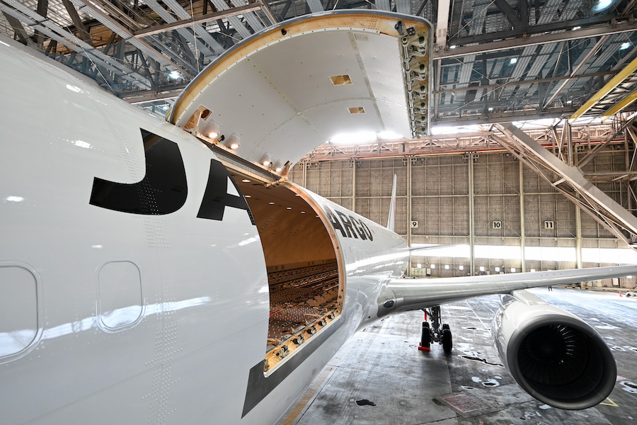 JAL、13年ぶりの貨物専用機公開 767-300ER改造、2月19日から運航