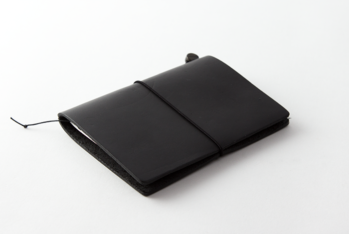 TRAVELER'S notebook Passport Size Black / トラベラーズノート