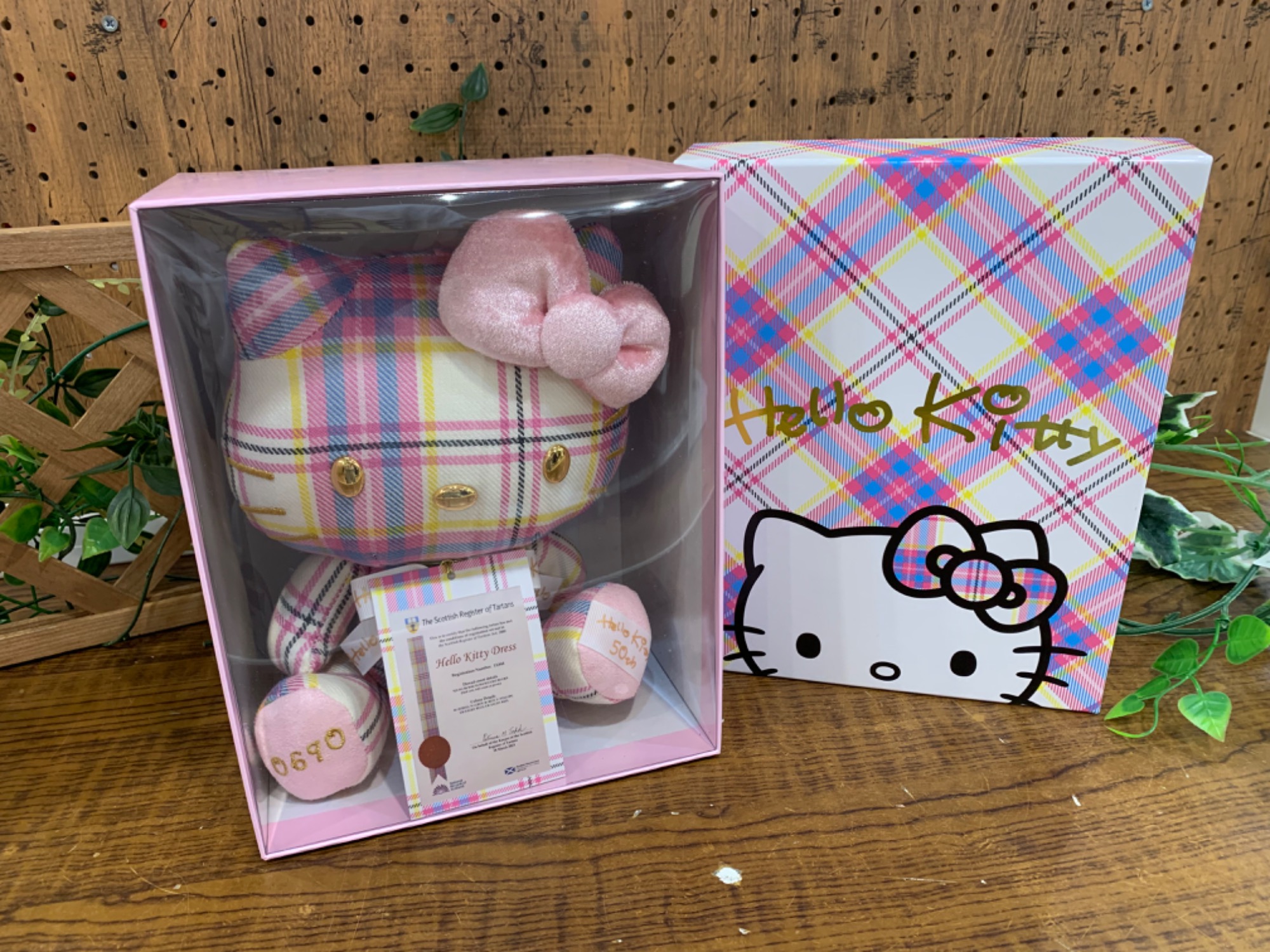 ハローキティ BOX入りぬいぐるみ 50周年記念 ドレスタータン サンリオ