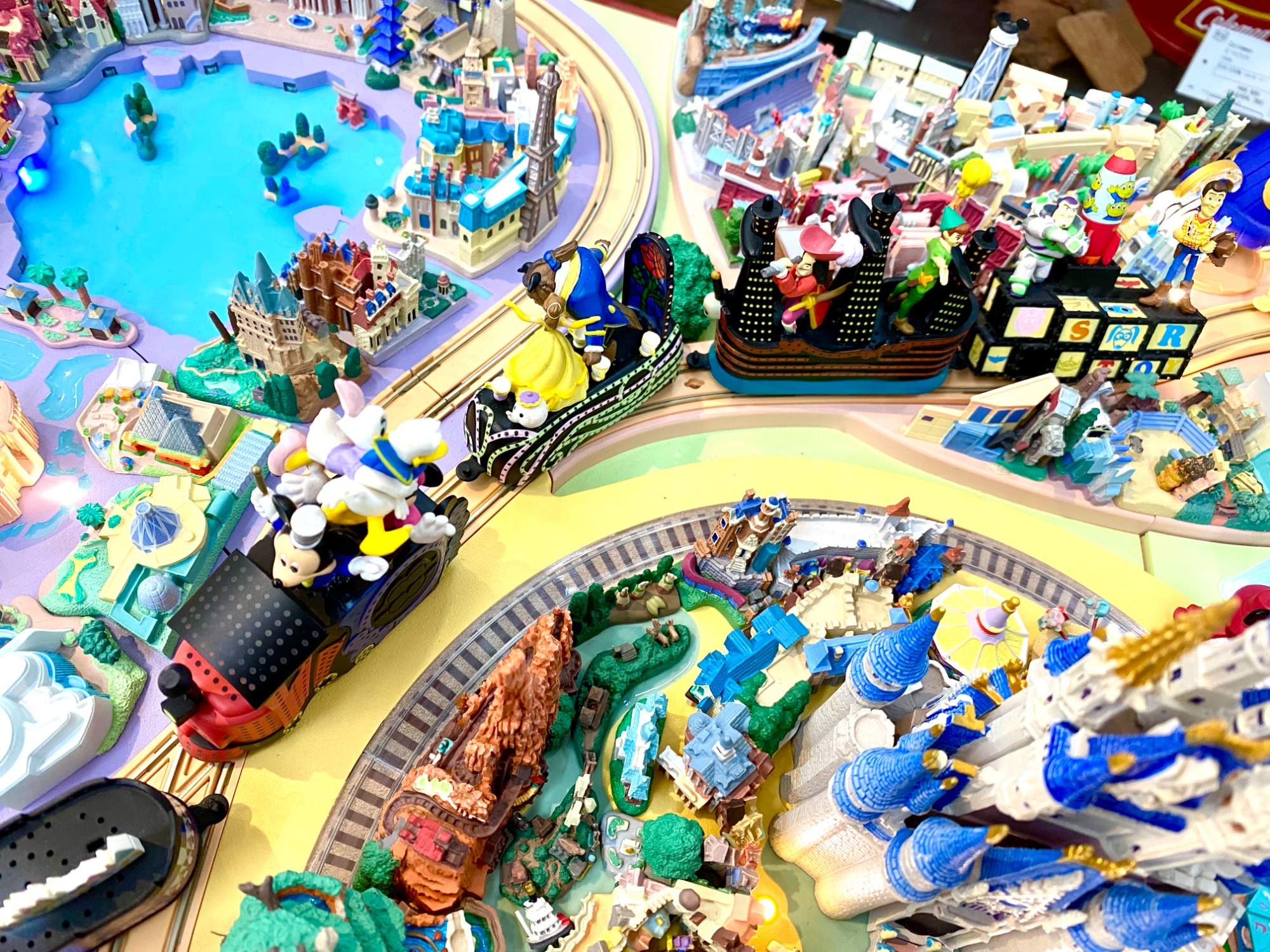 デアゴスティー二】フロリダディズニーのジオラマセットが入荷致しまし