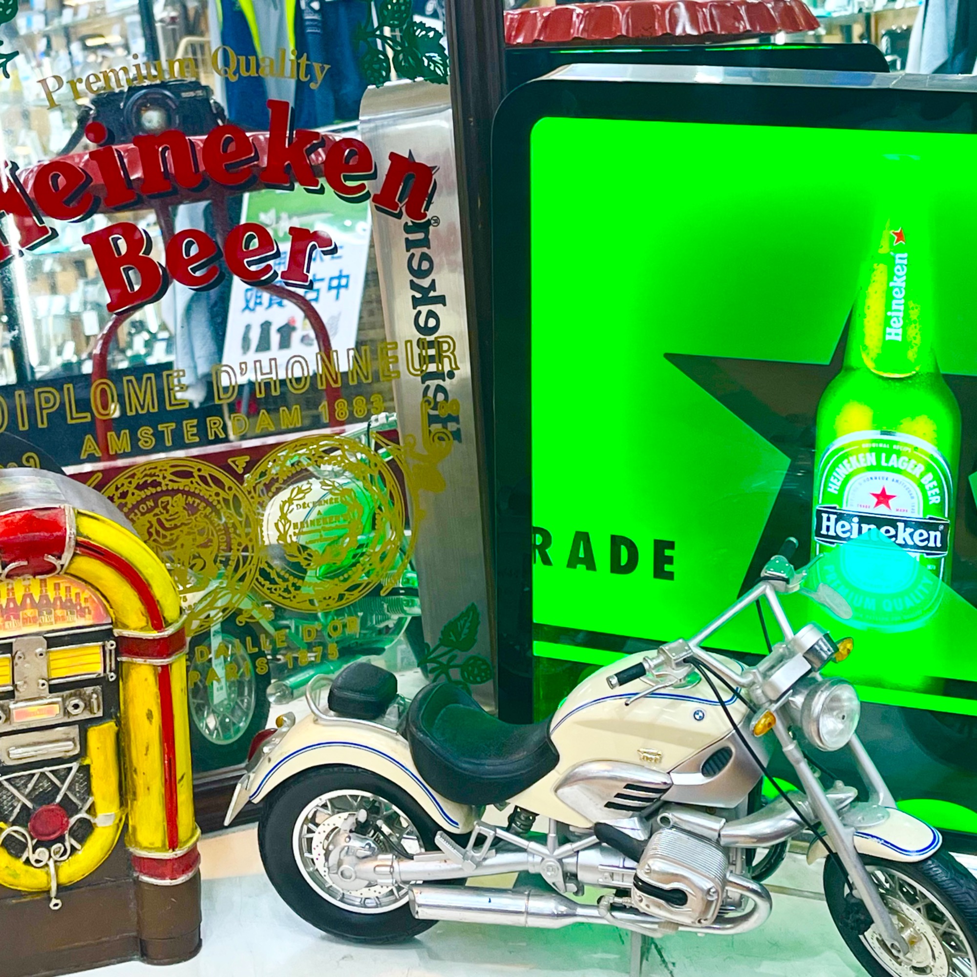 ネオンライトが輝く！】Heineken（ハイネケン）の電飾看板やレトロ