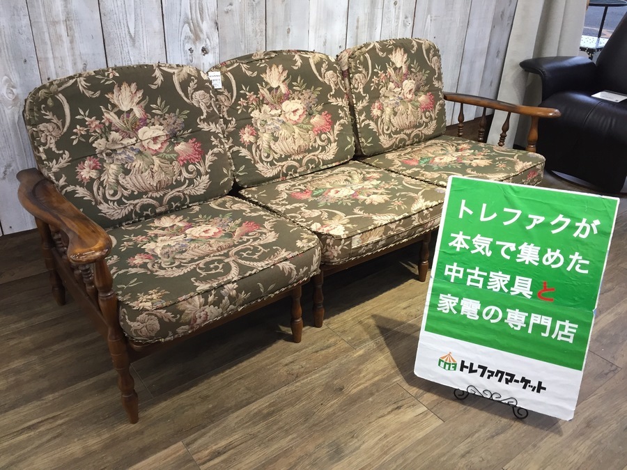 karimoku(カリモク)コロニアルシリーズの3人掛けソファが入荷しました
