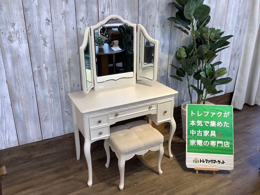 東海家具】姫系デザインのスツール付3面ドレッサーが入荷しました