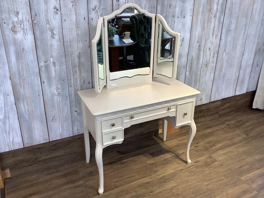 東海家具】姫系デザインのスツール付3面ドレッサーが入荷しました