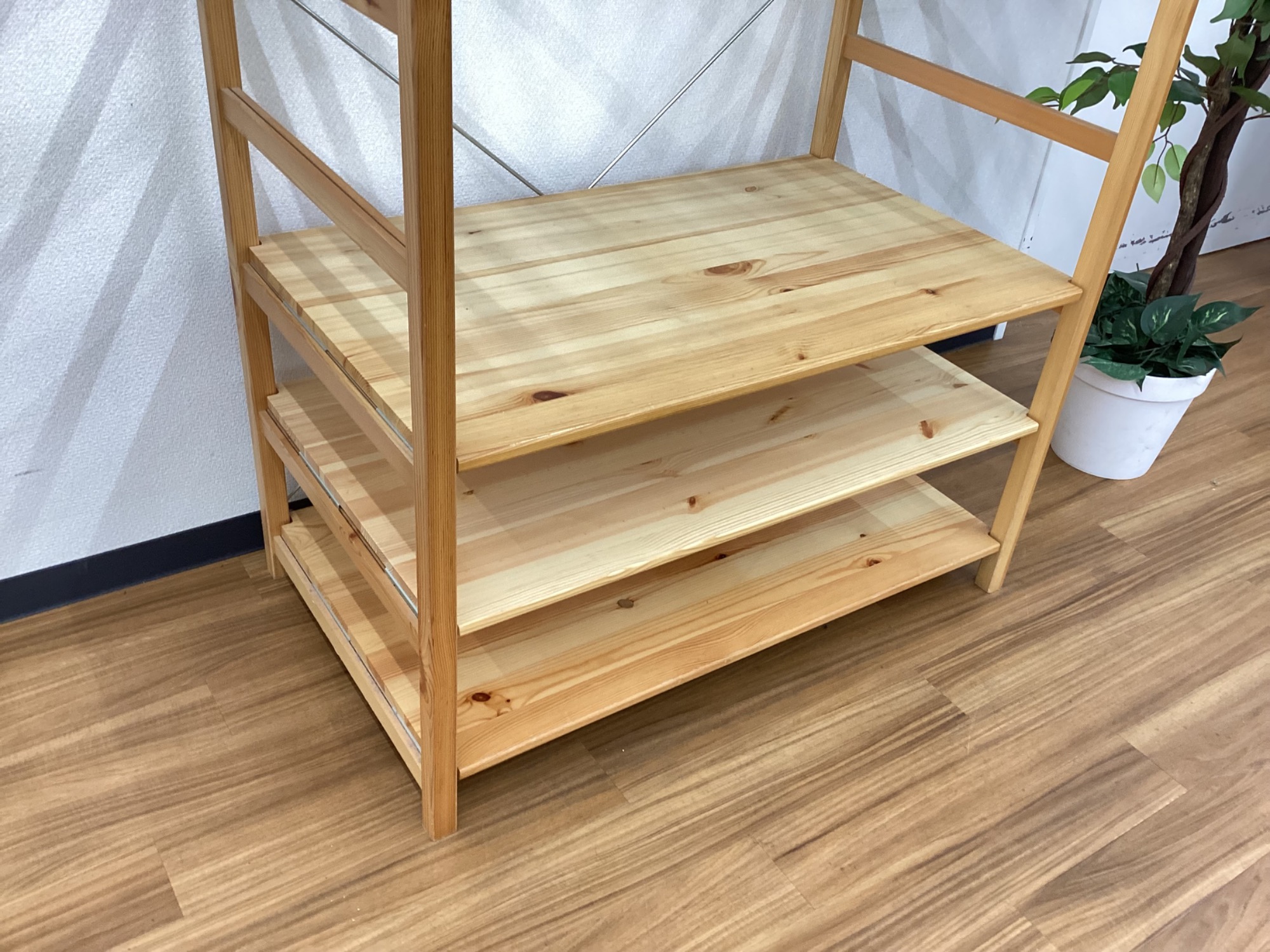 無印良品】ハンガー部分が木製の廃盤モデル！パイン材ワードローブが