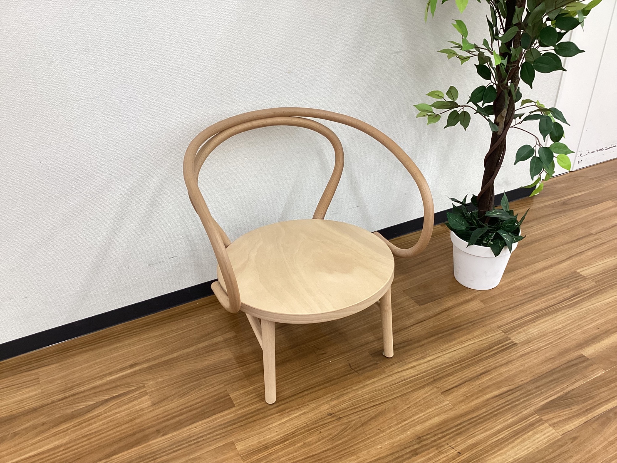 秋田木工】大きな曲線を描いた美しいデザインのラウンジチェア（No