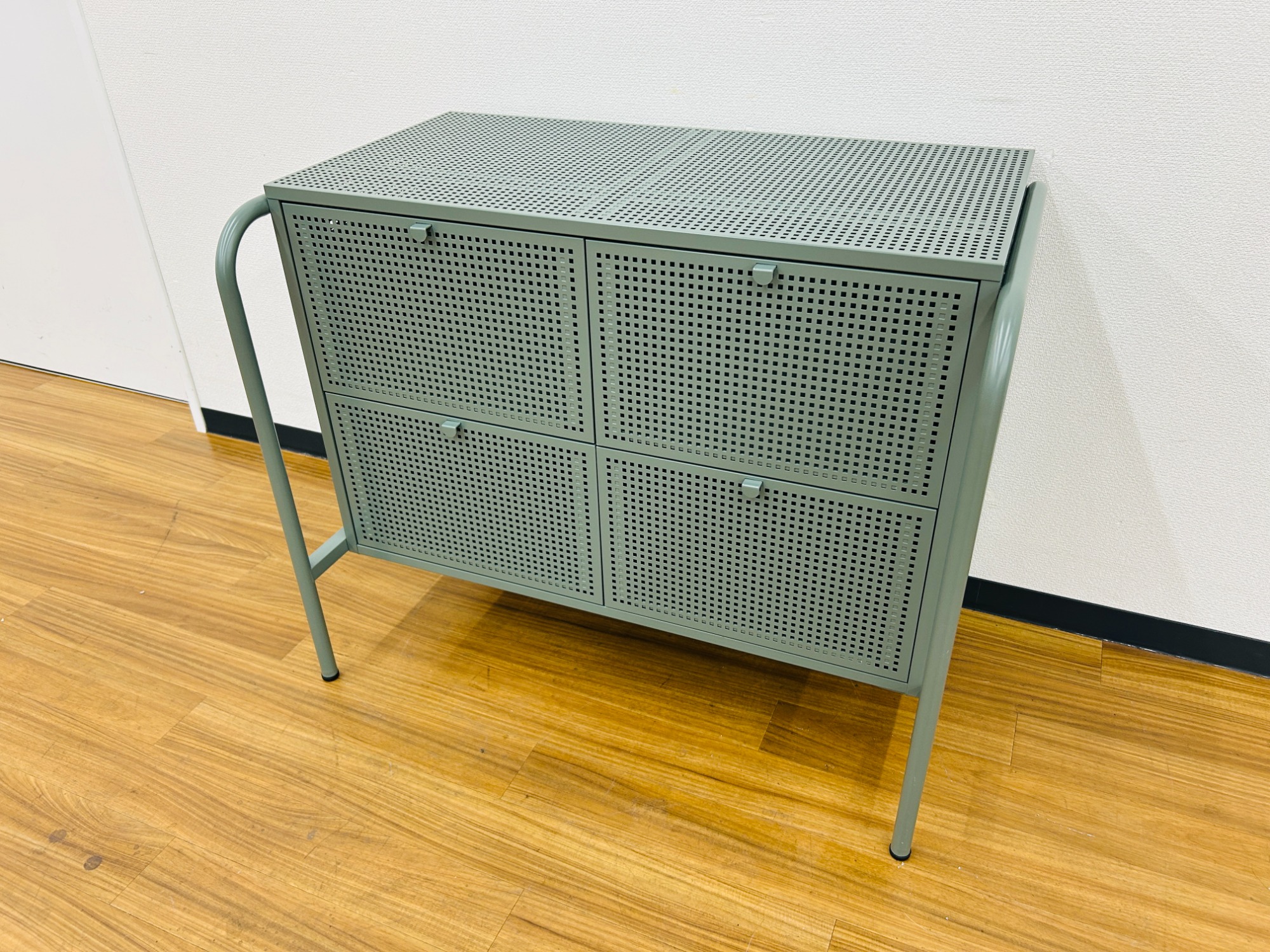 廃盤モデル】イケアの4枚扉キャビネット（ニッケビー）が入荷いたし