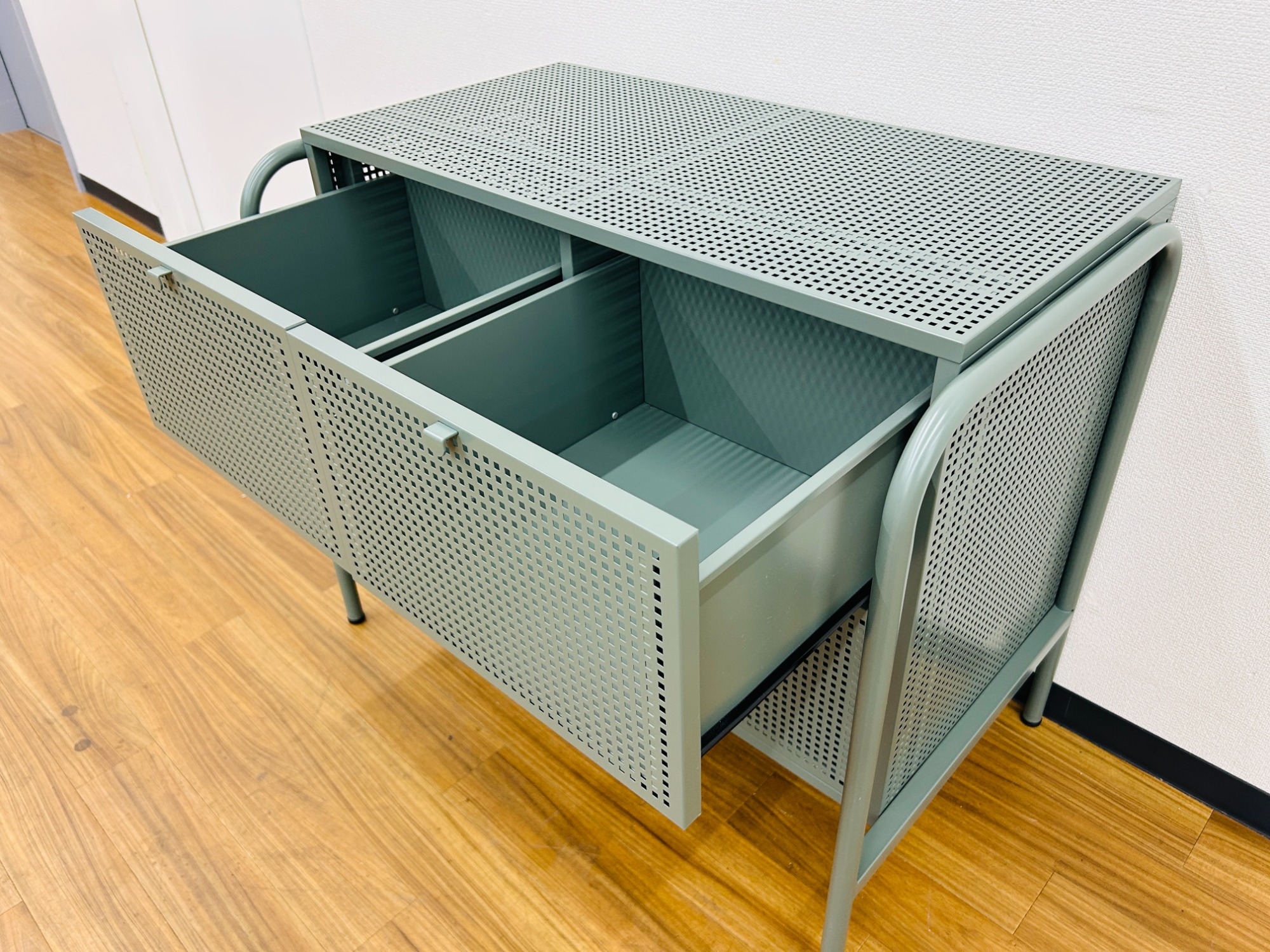 廃盤モデル】イケアの4枚扉キャビネット（ニッケビー）が入荷いたし