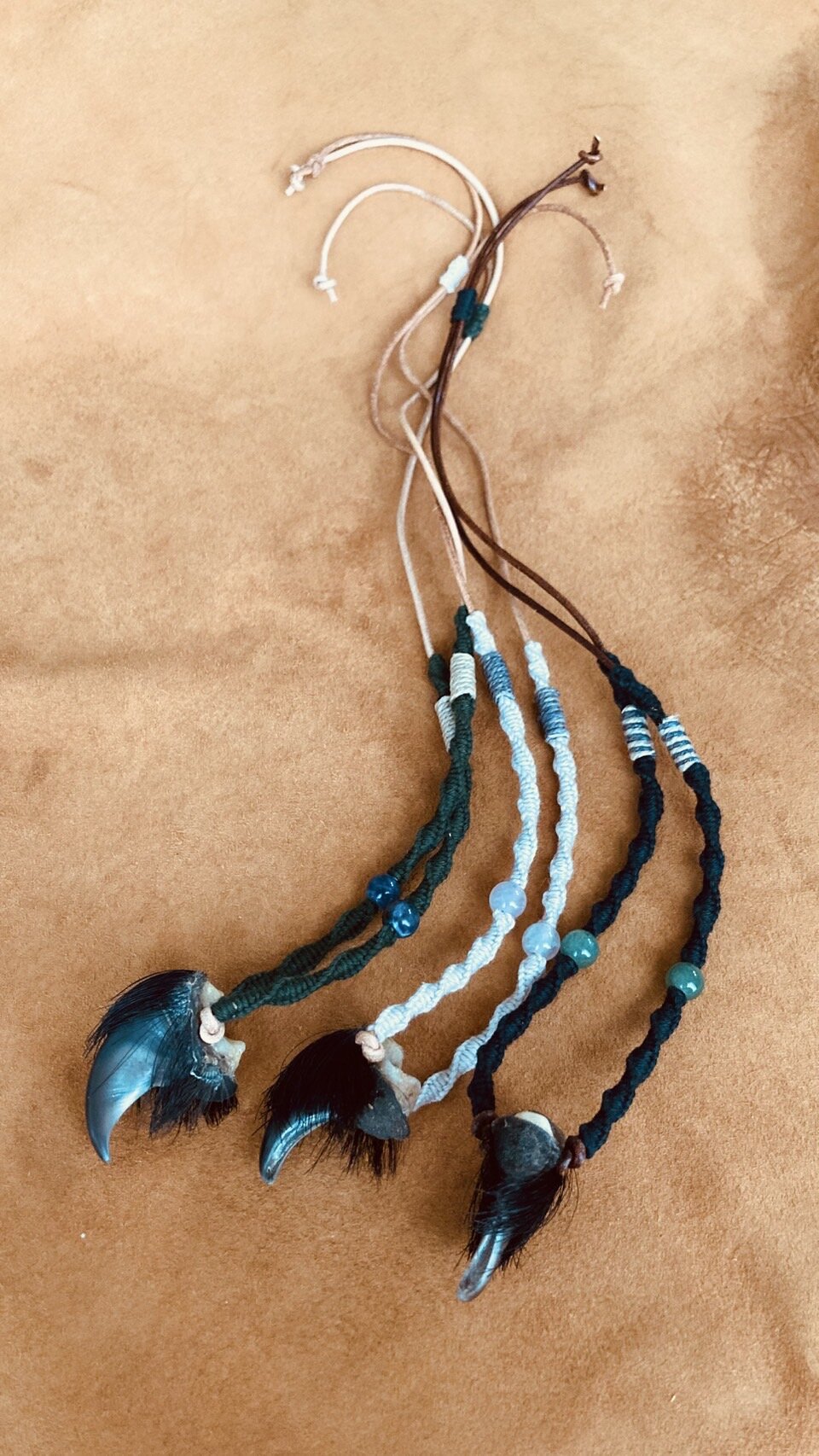 熊の爪アクセサリー作成中】 | おしらせ | 道の駅「津軽白神」ビーチに