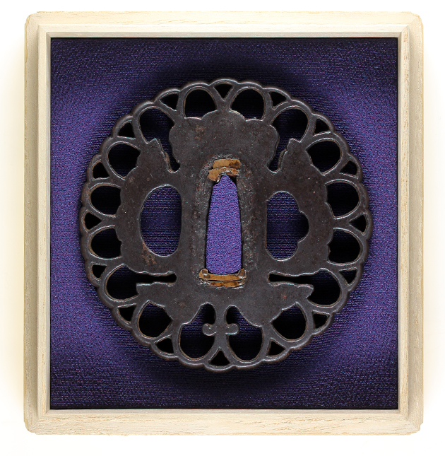 鐔 古赤坂 菊図[F00278]｜刀剣や刀の販売なら日本刀販売専門店つるぎの屋