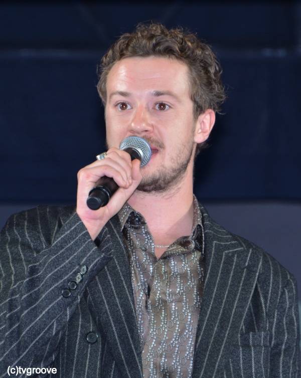 ストレンジャー・シングス」エディ役ジョセフ・クインが、あの“ポーズ