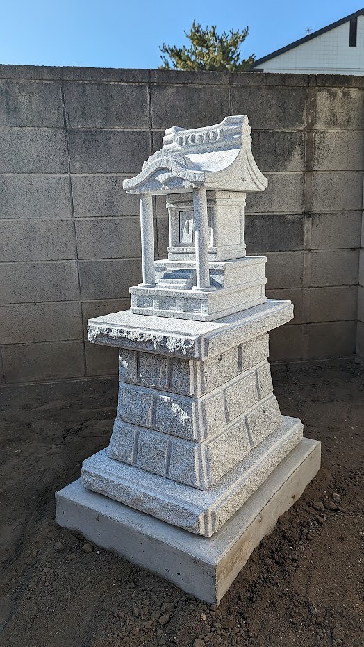 群馬県伊勢崎市茂呂町にて、白御影石製1.5尺標準型 石宮（氏神様、お