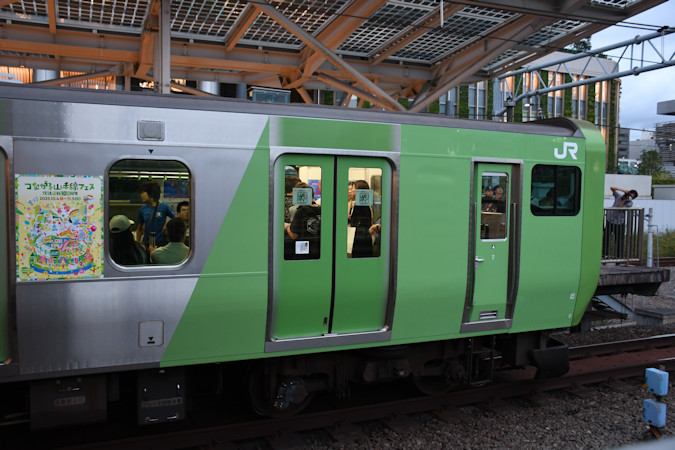 E235系「山手線環状運転100周年記念ラッピングトレイン」運転中