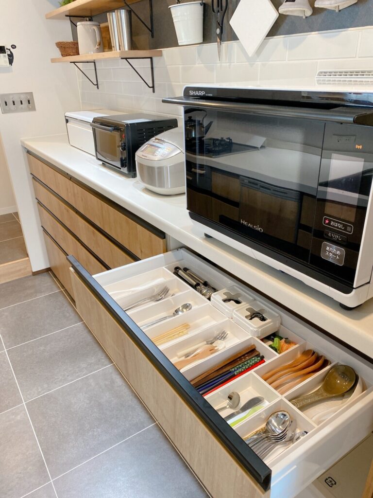 リクシルカップボード収納どのくらい入る？リアルな食器棚ブログで公開