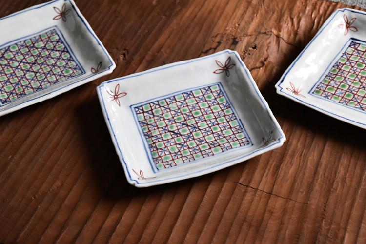 色絵更紗文四方皿 作家 山本恭代｜和食器 通販 暮らしのうつわ 花田