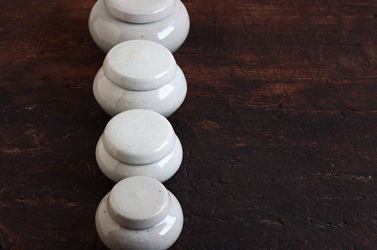 日高伸治 3 青白磁蓋付薬壺 中 ｜ 暮らしのうつわ花田 和食器 通販