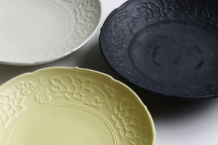 阿部春弥・みか 白磁陽刻蓮花文5寸皿 ｜ 暮らしのうつわ花田 和食器 通販