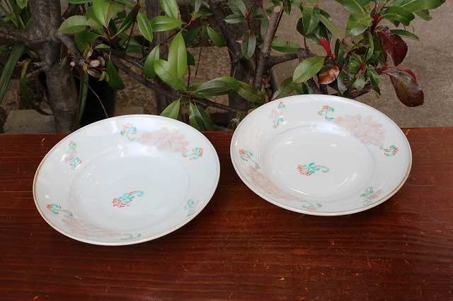 石川県能美市で作陶されている九谷青窯作の色絵牡丹唐草7.5寸深皿