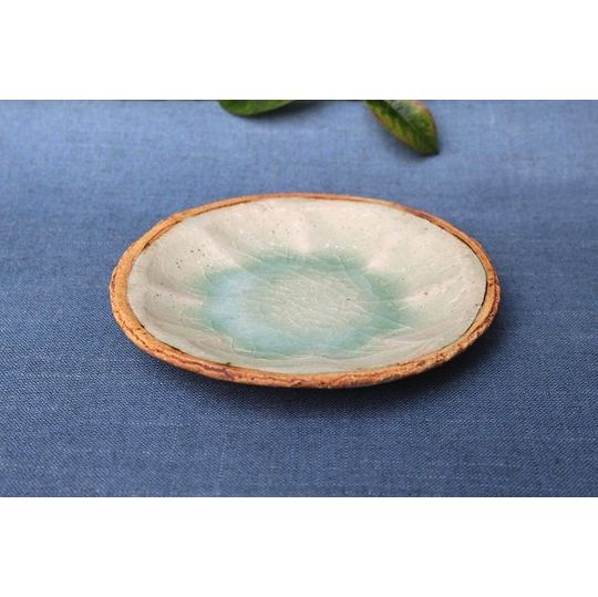 岐阜県土岐市の加藤祥孝の灰釉線刻4寸花形皿 うつわ家膳｜人気作家