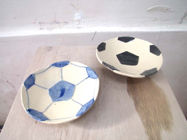手びねりで簡単！サッカーボールのお皿づくり | うづまこ陶芸教室