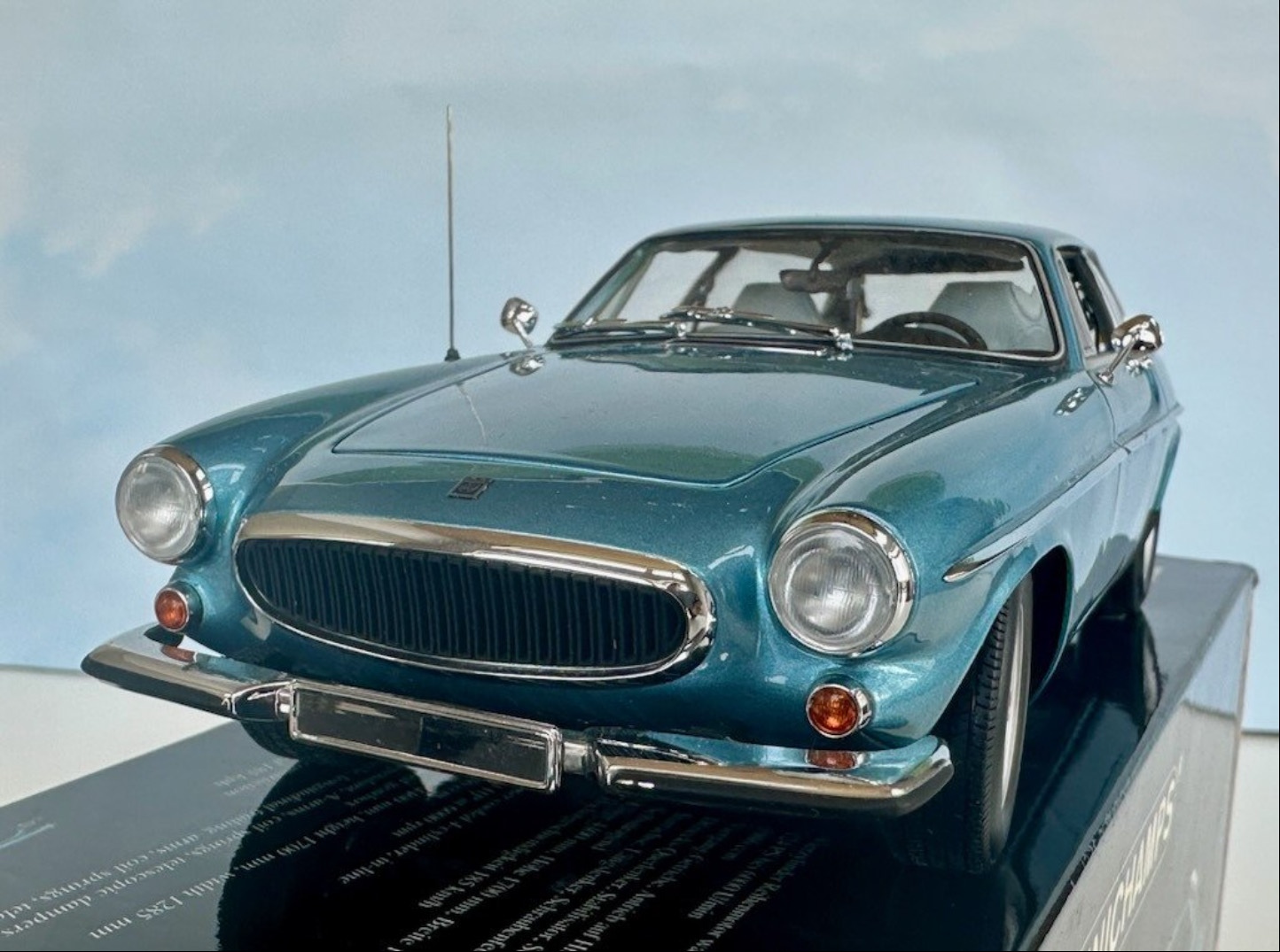 Volvo 1800 ES Blue - Minichamps 1:18 - Volvodrive Collection