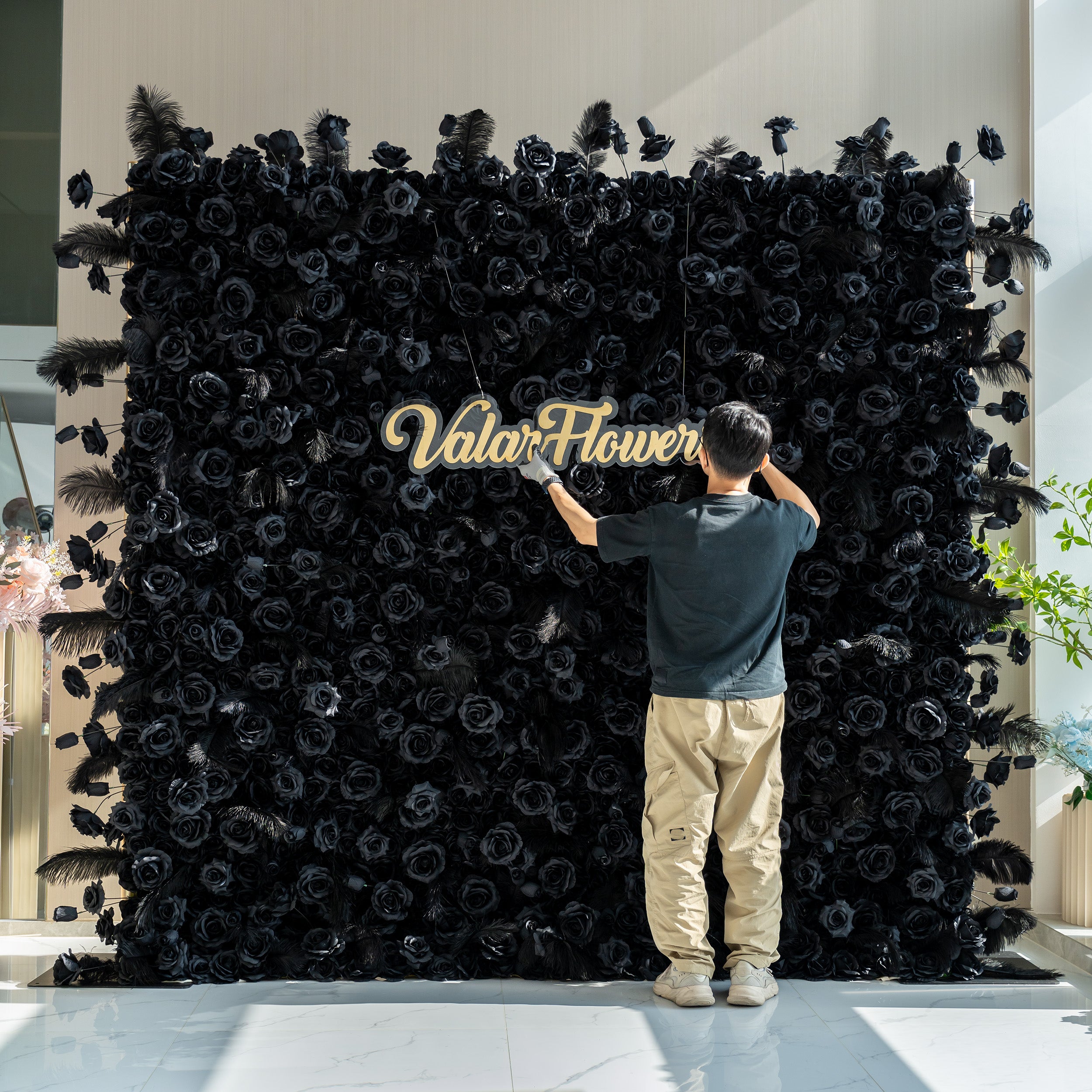 ValarFlowers 人工羽根＆黒バラ 壁掛け背景：ノクターンノワール