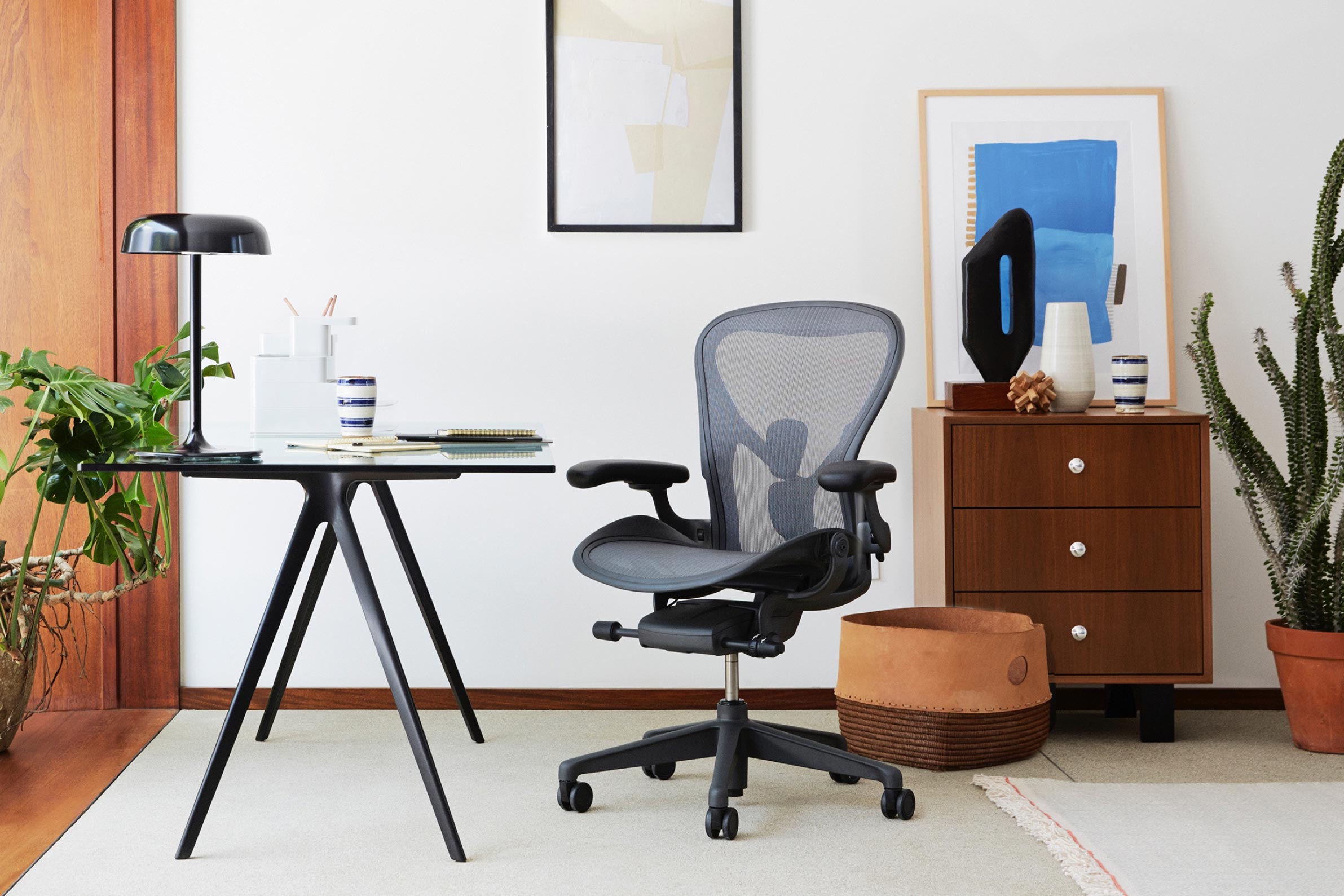 アーロンチェアのすべてをプロが徹底解説 - ハーマンミラー正規販売店