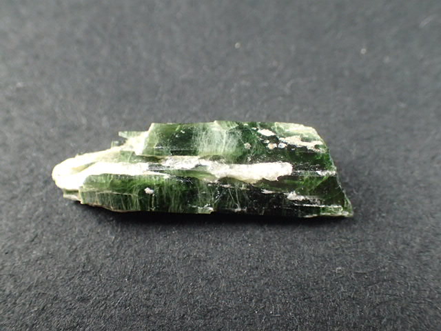 最高品質アクチノライト（緑閃石）(Actinolite) 愛媛県四国中央市土居