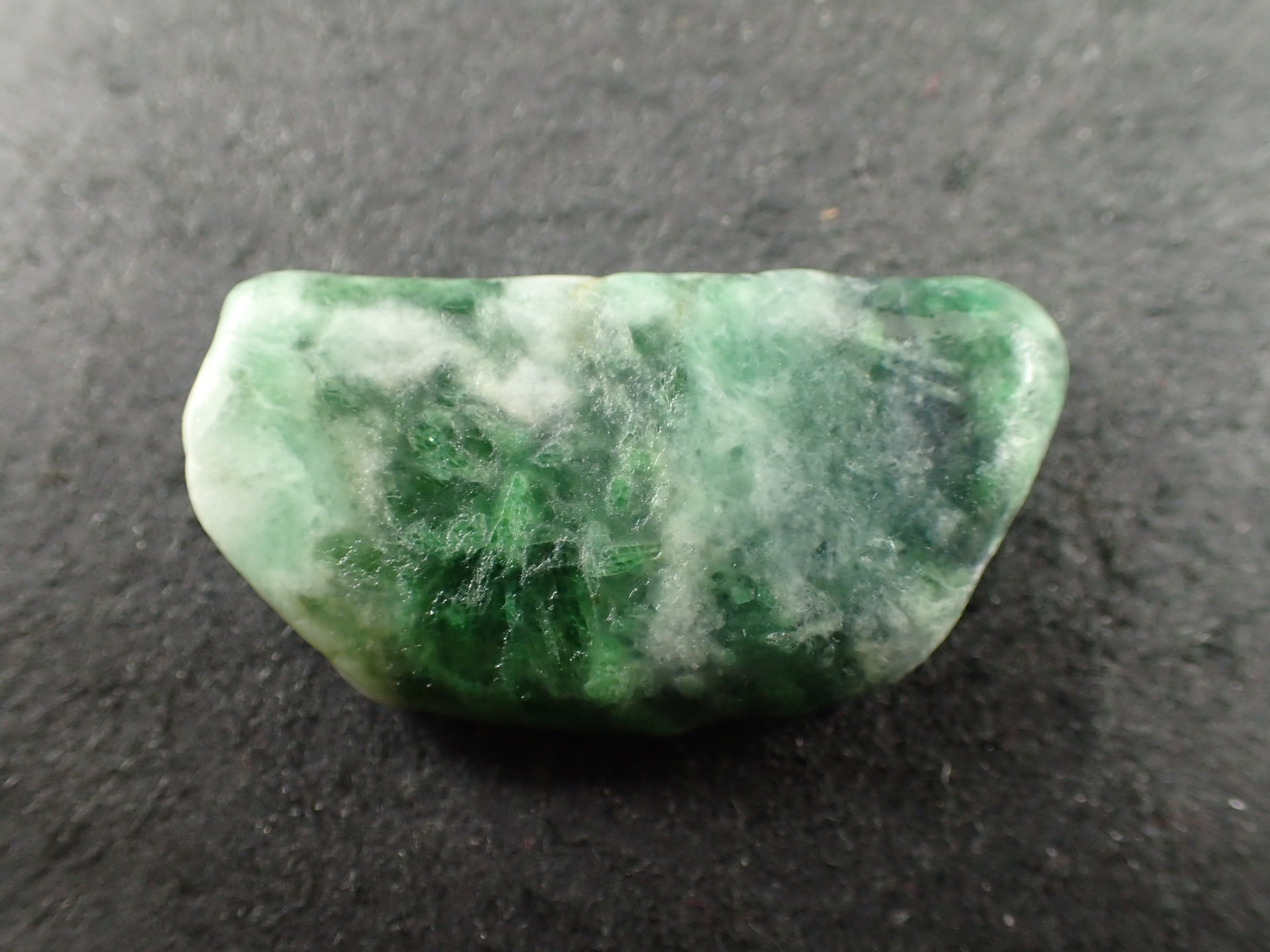 最高品質糸魚川翡翠(Itoigawa Jade) 新潟県糸魚川市産 ｜石の販売専門