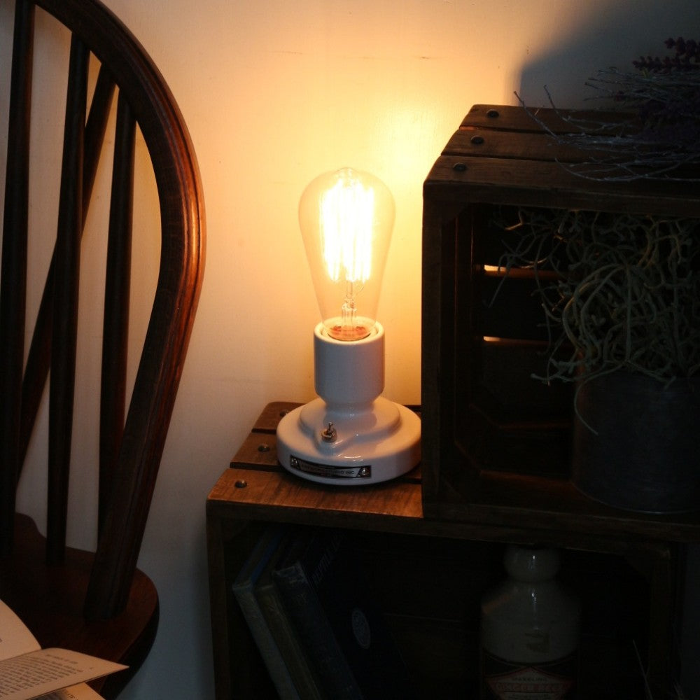 個性的な光を楽みたい♪スタンドランプ「コンパススタンド」（ホワイト