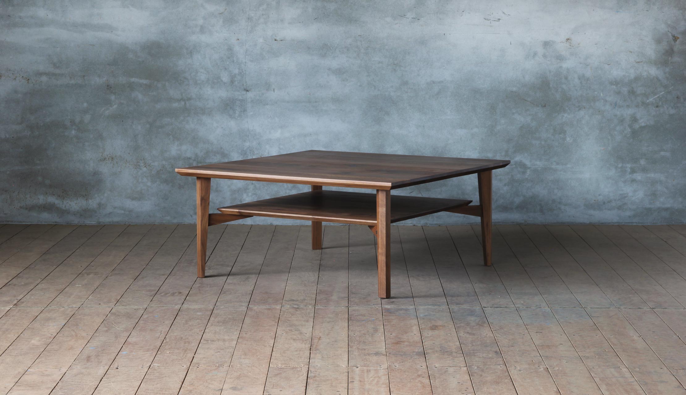 シャープな印象の棚付きリビングテーブル｜SOLID横浜