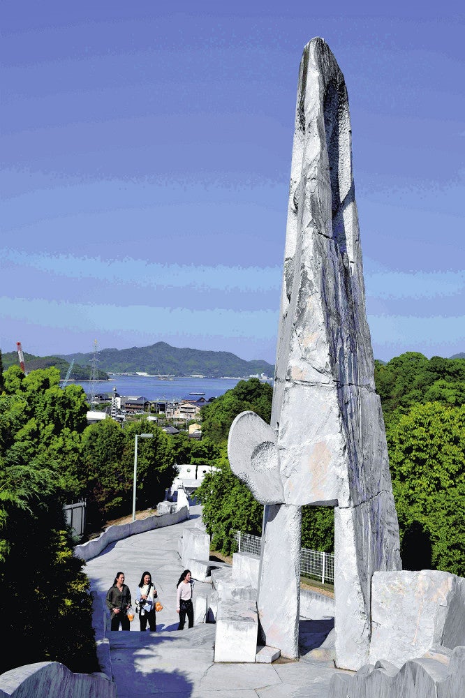 瀬戸内の島にギリシャ神殿のような巨大モニュメント、そそり立つ白亜の