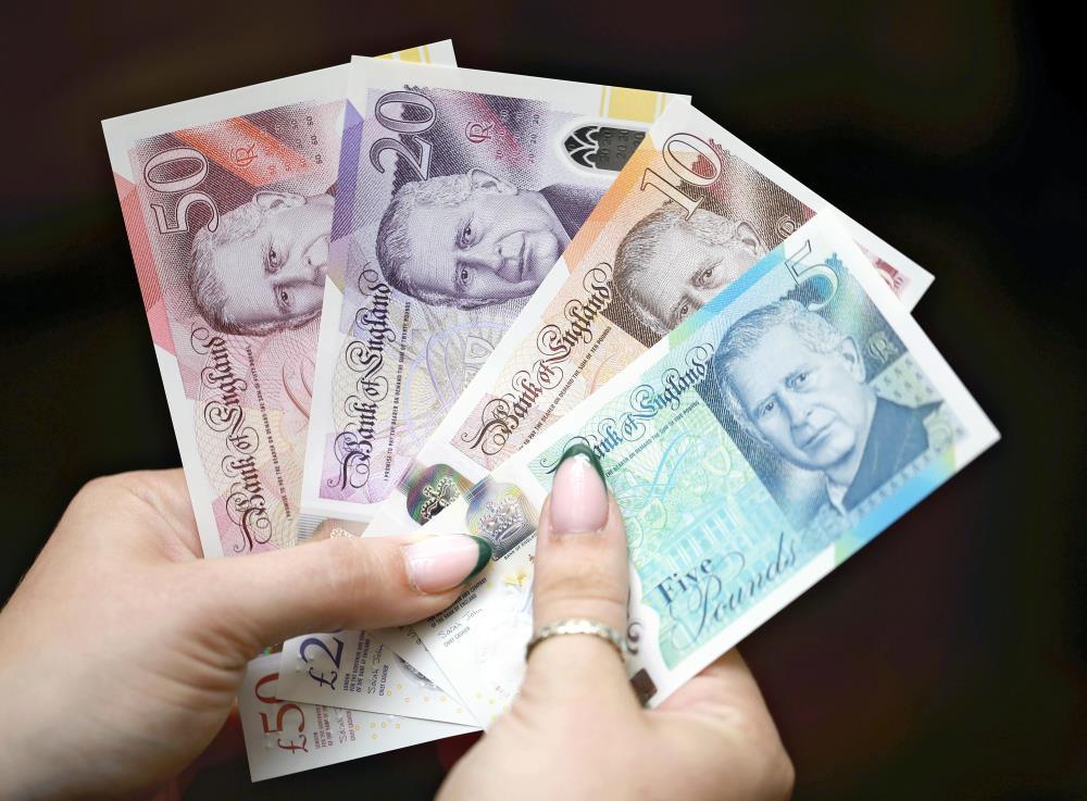 チャールズ国王の新紙幣が市中に…エリザベス女王紙幣の破損や需要増加
