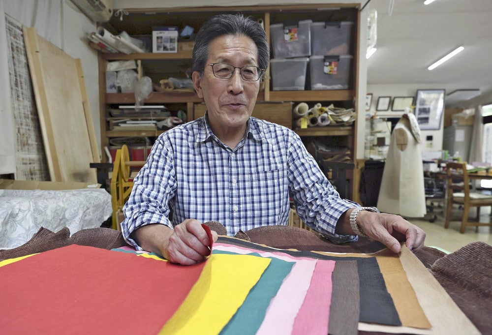 江戸時代の幻の紙「擬革紙」、発祥の地三重県玉城町で復活 : 読売新聞