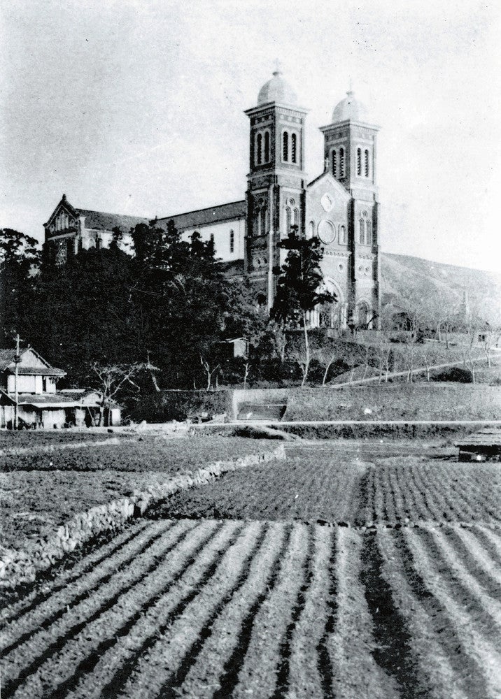 長崎原爆で壊滅した浦上天主堂、集まる信徒や建造中の姿…フランスの