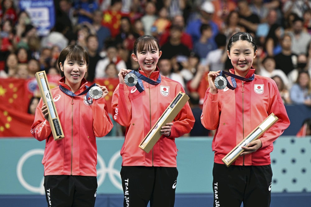 オリンピック:卓球の女子団体「銀」…早田ひなのすっきりした表情、中国