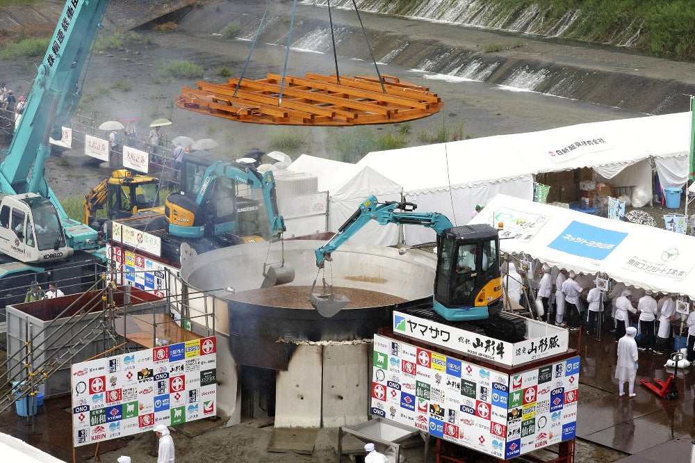 雷雨の中「工事現場みたいな」芋煮会、3万食を完売…雨よけの蓋を