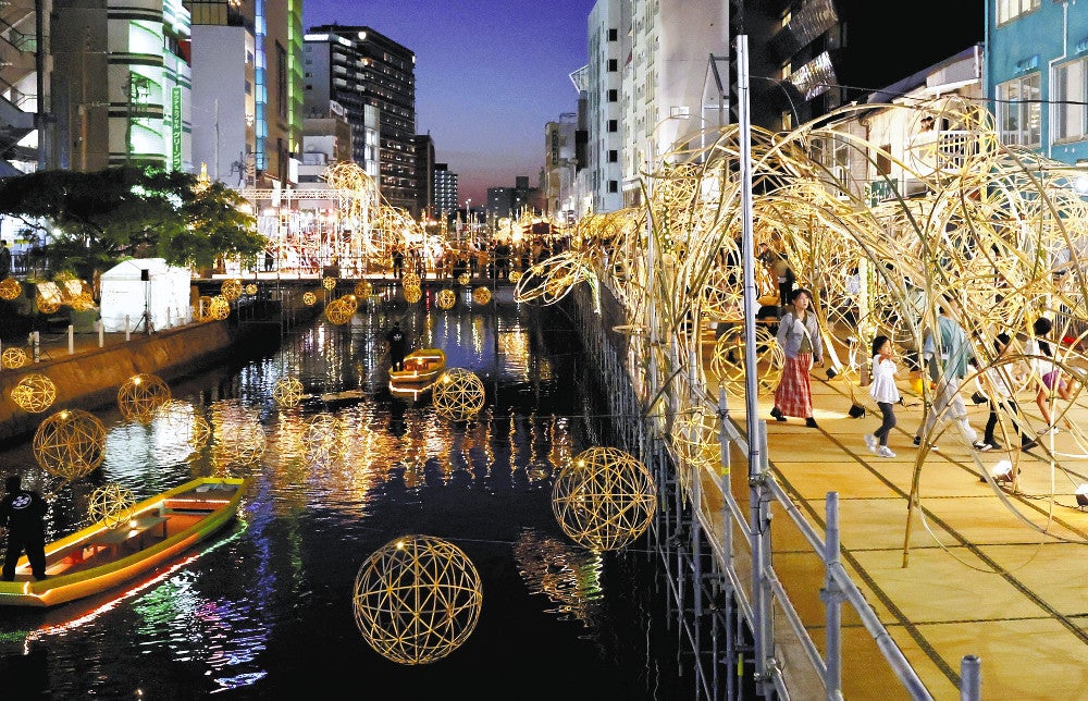 福岡市・博多川の上に期間限定「川床」…竹灯籠500個がライトアップ