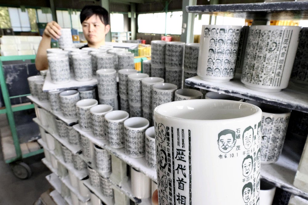 歴代首相の似顔絵湯飲み、石破首相も一員に…窯元「目元や頬のしわを