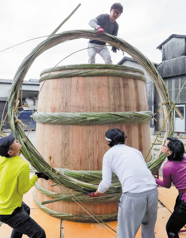 伝統製法を守る巨大な木桶作り、埼玉県川島町の「笛木醤油」で150年