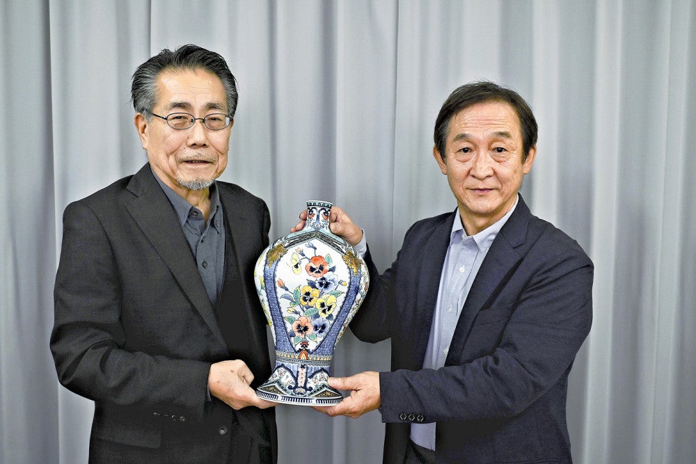 故事にちなみ、伊万里鍋島焼の酒器を大阪市長に「献上」…「万博で